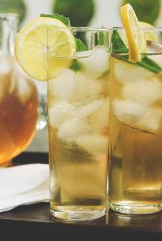 Beam®-Ade<p>0.75 partes de licor DeKuyper® Triple Sec</p>  <p>1.25 partes de bourbon <a href="/es/bourbons/jim-beam">Jim Beam®</a></p>  <p>4 partes de limonada</p>  <p>Rodajas de limón</p>