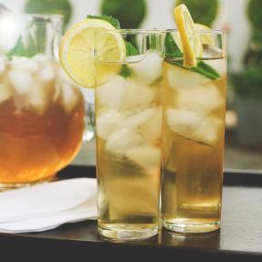 Beam®-Ade<p>0.75 partes de licor DeKuyper® Triple Sec</p>  <p>1.25 partes de bourbon <a href="/es/bourbons/jim-beam">Jim Beam®</a></p>  <p>4 partes de limonada</p>  <p>Rodajas de limón</p>